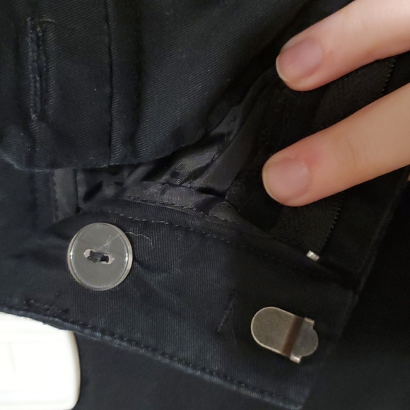 New York and Co stretch black shorts with pockets - Picture 3 of 6